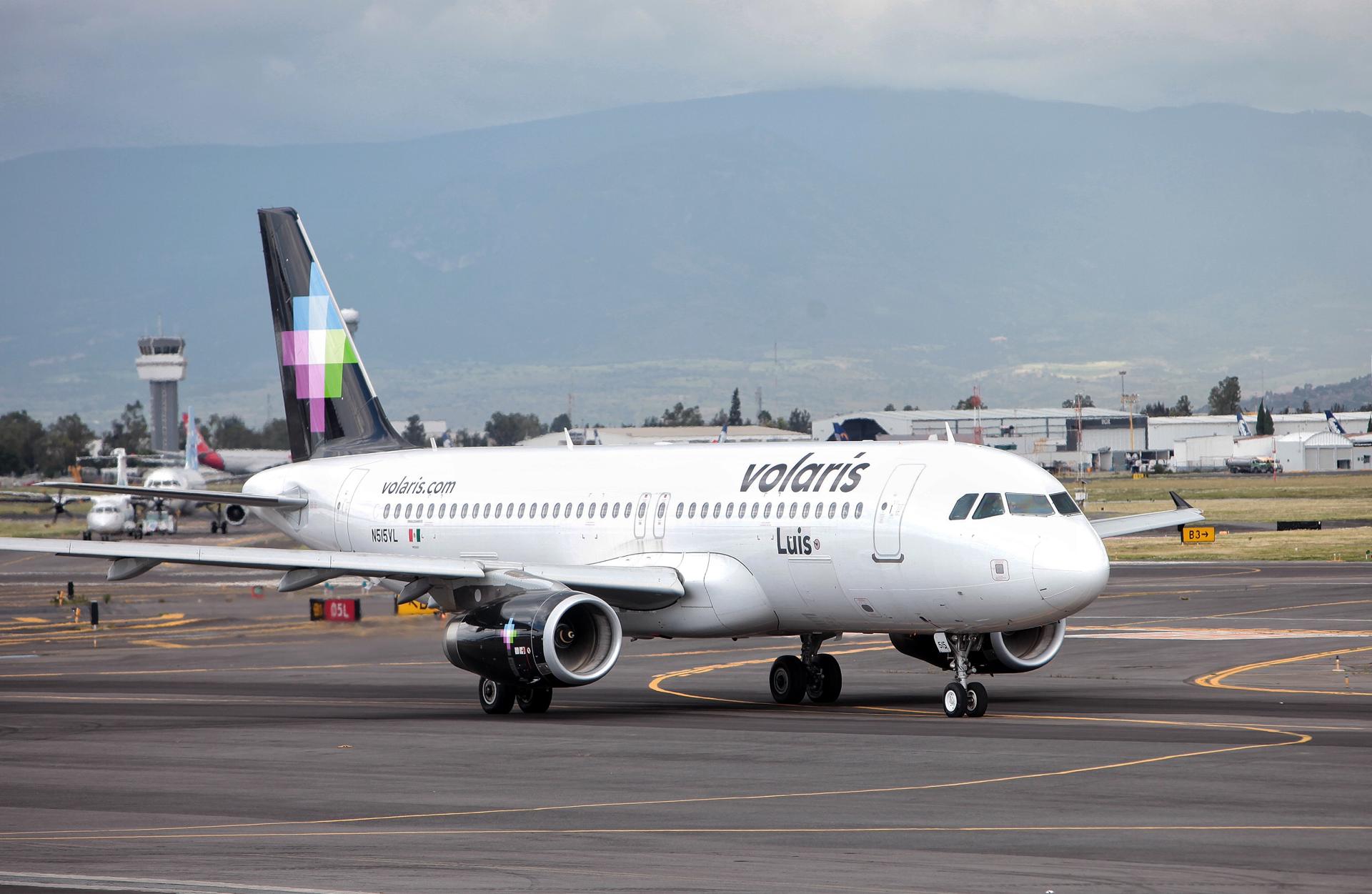 Fotografía de archivo donde se muestra un avión de la aerolínea Volaris, en el Aeropuerto Internacional de Ciudad de México (México). EFE/ Sáshenka Gutiérrez