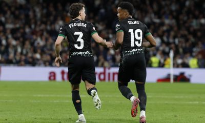 Grady Diangana (d) del Elche tras el gol de su equipo durante el encuentro correspondiente a la jornada 28 de Laliga EA Sports que disputaron Real Madrid y Elche en el estadio Santiago Bernabéu, en Madrid. EFE/ Chema Moya