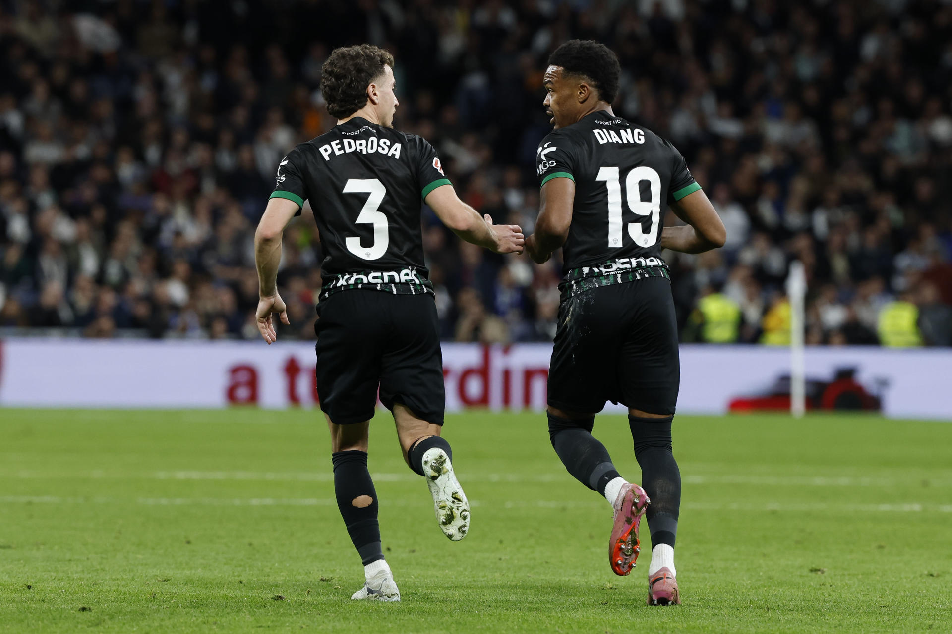 Grady Diangana (d) del Elche tras el gol de su equipo durante el encuentro correspondiente a la jornada 28 de Laliga EA Sports que disputaron Real Madrid y Elche en el estadio Santiago Bernabéu, en Madrid. EFE/ Chema Moya