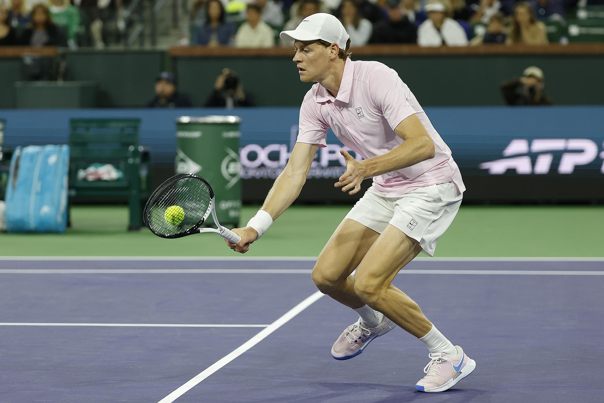 El italiano Jannik Sinner comenzó este viernes con buen pie su participación en el torneo de Indian Wells. EFE/EPA/JOHN G. MABANGLO