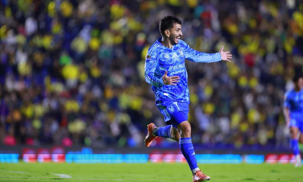 Ángel Correa, de Tigres, celebra un gol este sábado en un partido de la Liga MX entre América y Tigres en el estadio Ciudad de los Deportes, en Ciudad de México (México). EFE/ Sáshenka Gutiérrez