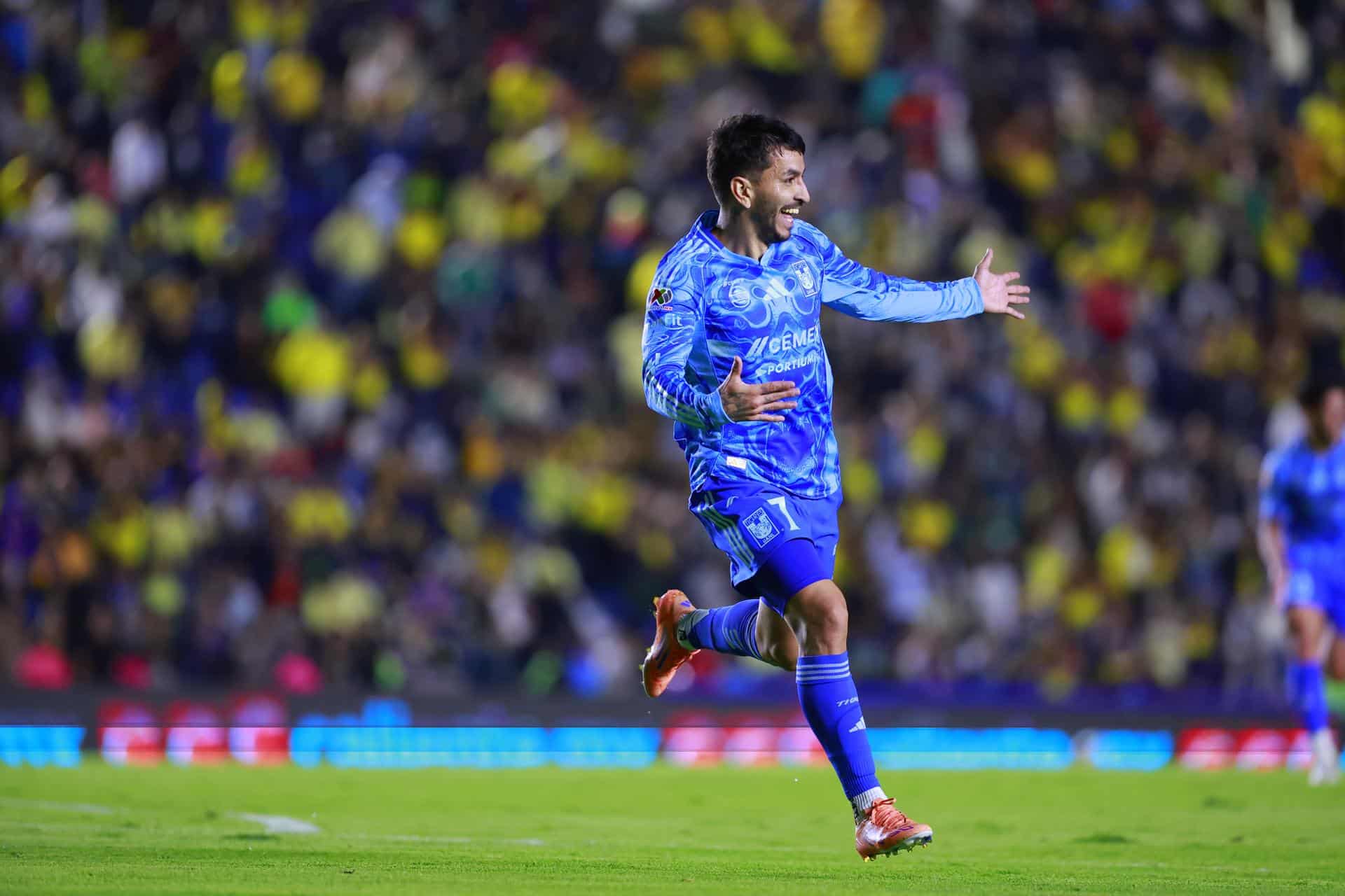 Ángel Correa, de Tigres, celebra un gol este sábado en un partido de la Liga MX entre América y Tigres en el estadio Ciudad de los Deportes, en Ciudad de México (México). EFE/ Sáshenka Gutiérrez