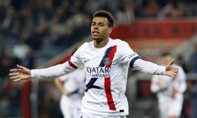 El jugador del PSG Desire Doue marca al OGC Nice en el partido de la Ligue 1 jugado en Niza, Francia. EFE/EPA/SEBASTIEN NOGIER