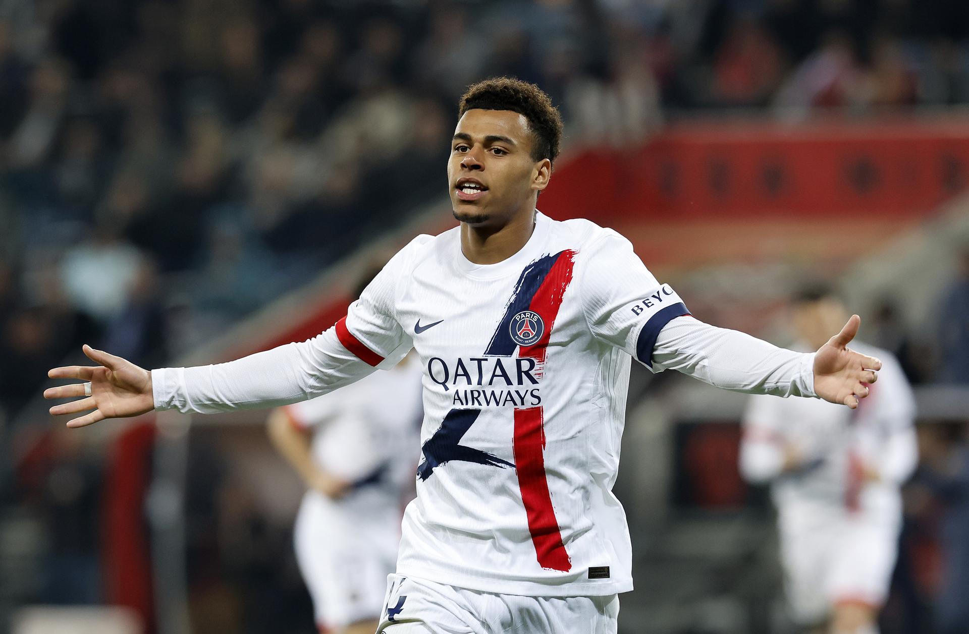 El jugador del PSG Desire Doue marca al OGC Nice en el partido de la Ligue 1 jugado en Niza, Francia. EFE/EPA/SEBASTIEN NOGIER