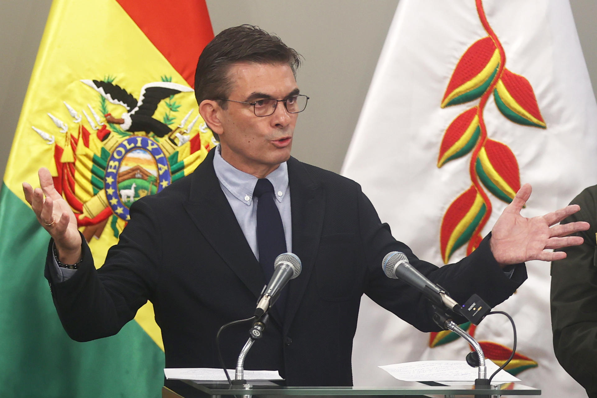 El presidente de Bolivia, Rodrigo Paz, habla durante una rueda de prensa este viernes, en La Paz (Bolivia). EFE/ Luis Gandarillas