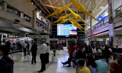 Fotografía de archivo que muestra a personas en el Aeropuerto Internacional Simón Bolivar en Maiquetía (Venezuela). EFE/ Miguel Gutierrez