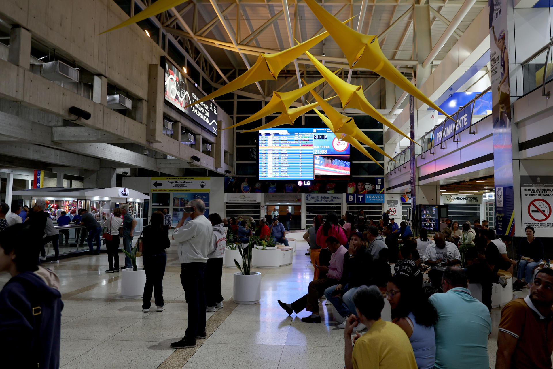 Fotografía de archivo que muestra a personas en el Aeropuerto Internacional Simón Bolivar en Maiquetía (Venezuela). EFE/ Miguel Gutierrez