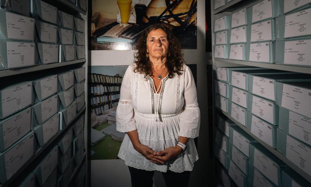 Fotografía del 9 de marzo de 2026 que muestra a la directora ejecutiva de la Comisión Provincial de Memoria, Sandra Raggio, posando durante una entrevista con EFE en La Plata (Argentina). EFE/ Juan Ignacio Roncoroni