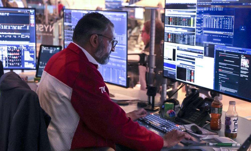 Un operador trabaja en el parqué de la Bolsa de Nueva York (NYSE) tras la apertura de la sesión en Nueva York, EE. UU. EFE/ Sarah Yenesel