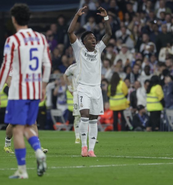 El delantero del Real Madrid Vinicius Junior celebra tars matcar el 1-1, durante el partido de la jornada 29 de LaLiga que Real Madrid y Atlético de Madrid disputaron en el estadio Santiago Bernabéu. EFE/Juanjo Martín