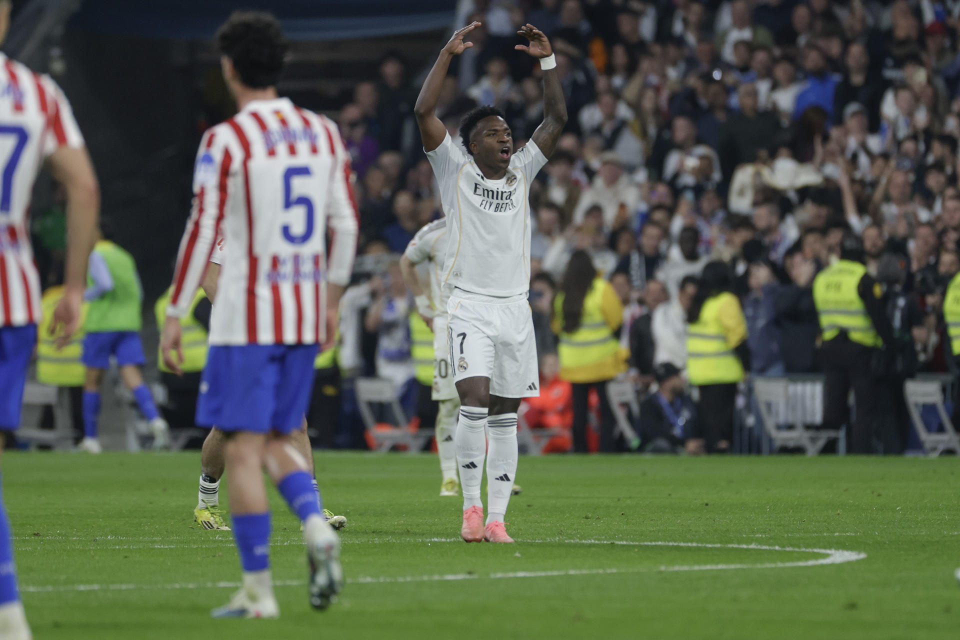 El delantero del Real Madrid Vinicius Junior celebra tars matcar el 1-1, durante el partido de la jornada 29 de LaLiga que Real Madrid y Atlético de Madrid disputaron en el estadio Santiago Bernabéu. EFE/Juanjo Martín
