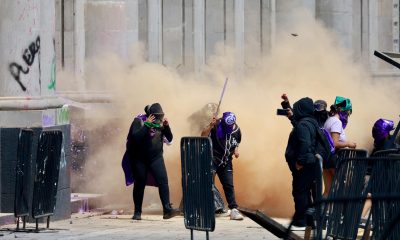 Mujeres protestan en una marcha con motivo del Día Internacional de la Mujer este domingo, en Toluca (México). EFE/ Felipe Gutiérrez