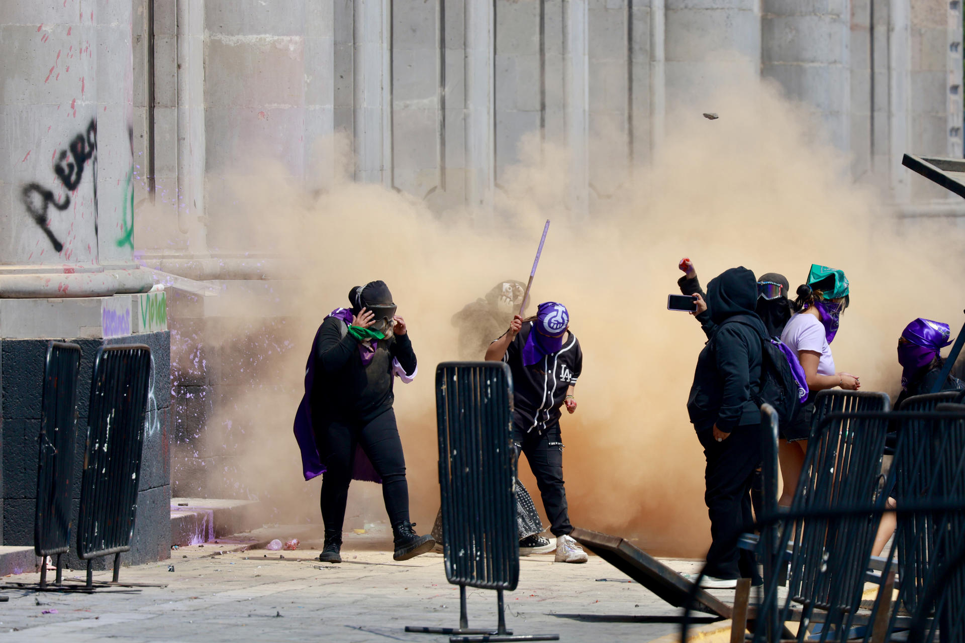 Mujeres protestan en una marcha con motivo del Día Internacional de la Mujer este domingo, en Toluca (México). EFE/ Felipe Gutiérrez