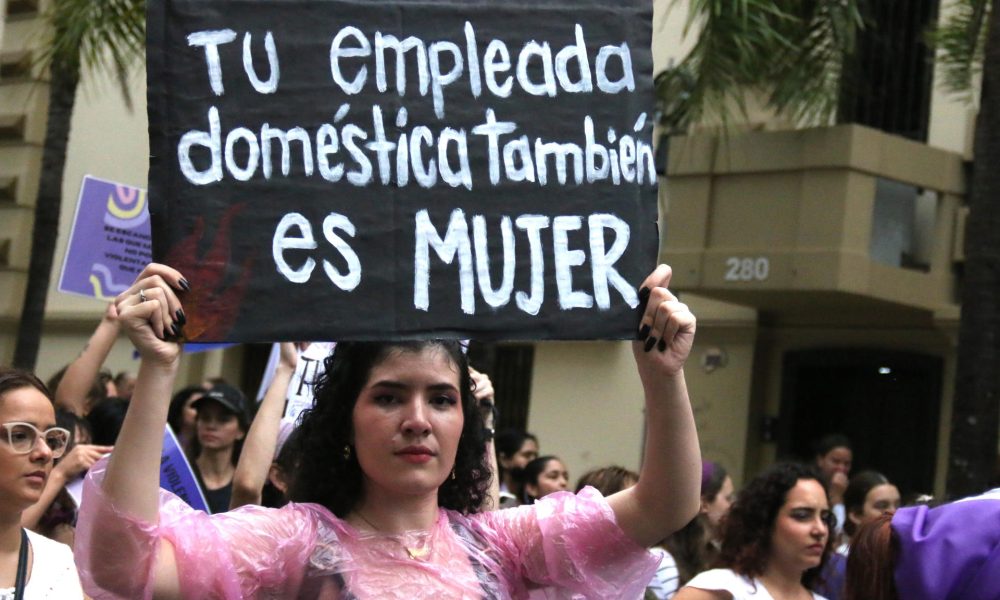 Una mujer sostiene un cartel durante una marcha por la conmemoración del Día Internacional de la Mujer (8M) este domingo, en Asunción (Paraguay). EFE/ Nina Osorio