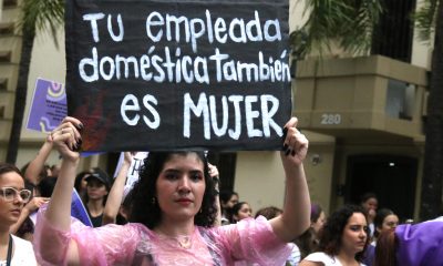 Una mujer sostiene un cartel durante una marcha por la conmemoración del Día Internacional de la Mujer (8M) este domingo, en Asunción (Paraguay). EFE/ Nina Osorio