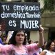 Una mujer sostiene un cartel durante una marcha por la conmemoración del Día Internacional de la Mujer (8M) este domingo, en Asunción (Paraguay). EFE/ Nina Osorio