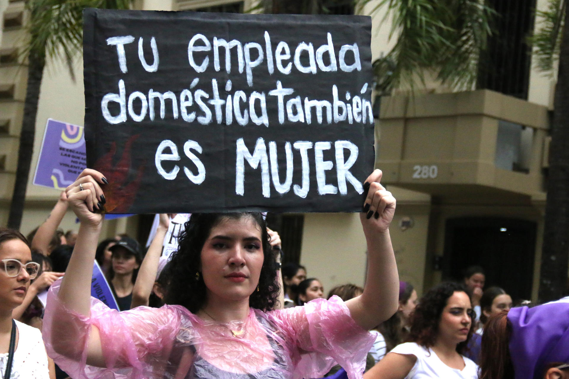 Una mujer sostiene un cartel durante una marcha por la conmemoración del Día Internacional de la Mujer (8M) este domingo, en Asunción (Paraguay). EFE/ Nina Osorio