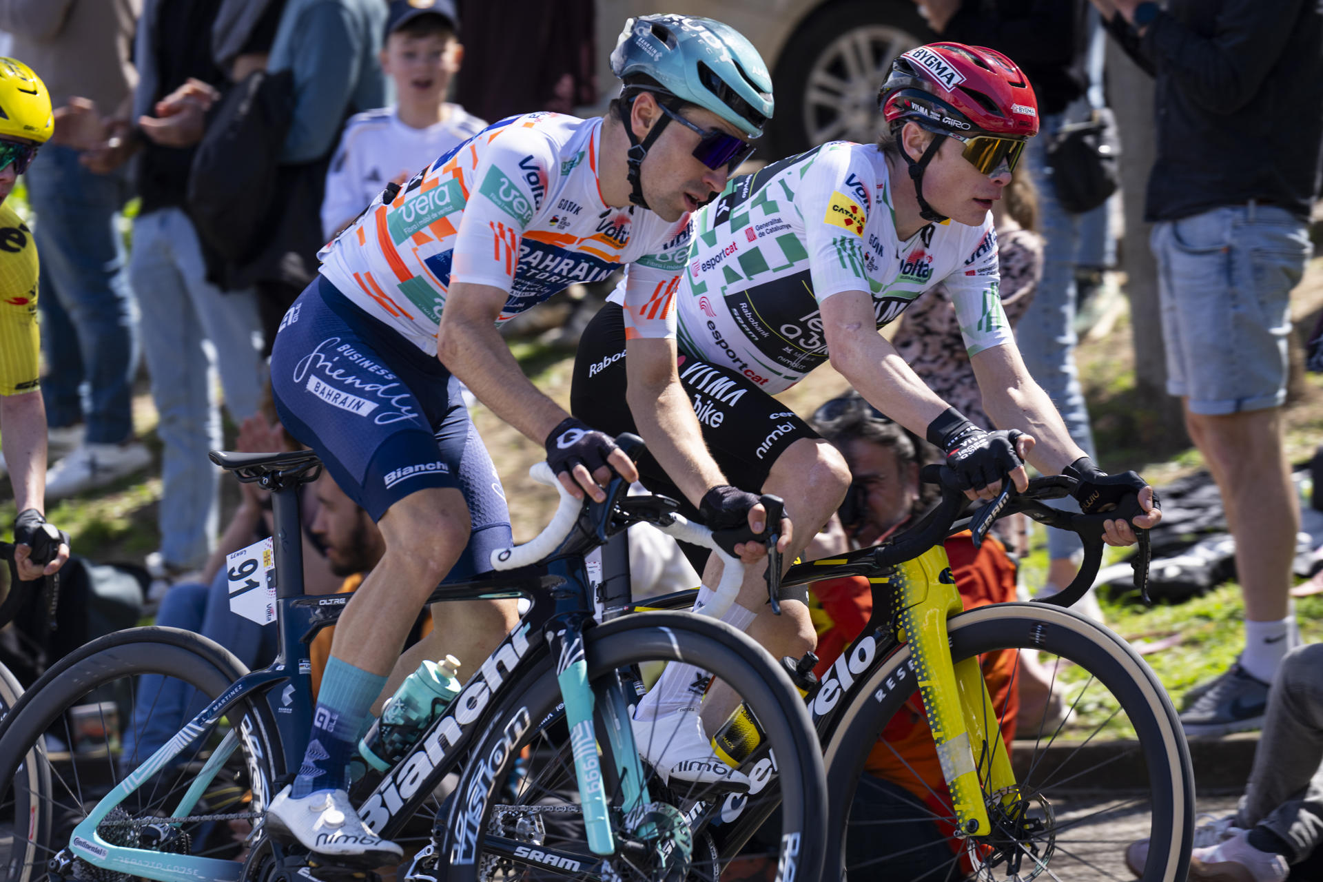 El ciclista danés del Visma y vencedor de la prueba, Jonas Vingegaard (d), junto al segundo clasificado, el francés Lenny Martínez (i) durante la etapa final de la Volta Ciclista a Catalunya, de 95,1 kilómetros en las siete vueltas por el circuito de Montjuïc, este domingo en Barcelona. EFE/Siu Wu   ,