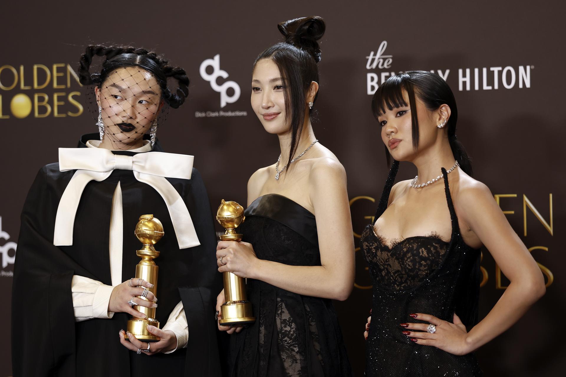 Fotografía de archivo del 11 de enero de 2026 que muestra a las integrantes del grupo musical 'KPop Demon Hunters', Audrey Nuna (i), Ejae (c) y Rei Ami posando durante la gala anual de los premios Globo de Oro en California (USA). EFE/ Chris Torres