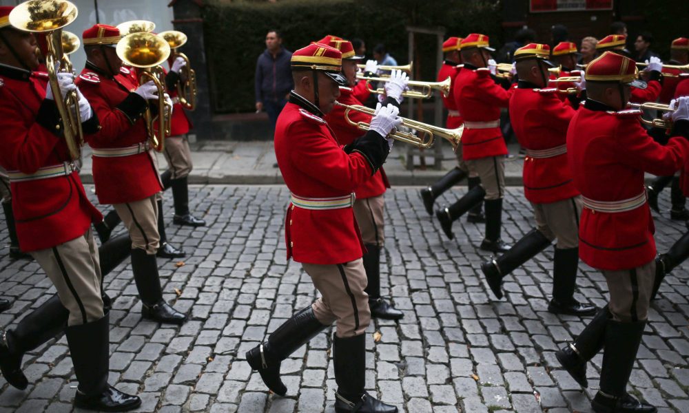 Integrantes de los Colorados de Bolivia desfilan durante un homenaje al héroe boliviano Eduardo Abaroa este viernes, en La Paz (Bolivia). EFE/Luis Gandarillas