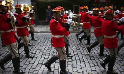 Integrantes de los Colorados de Bolivia desfilan durante un homenaje al héroe boliviano Eduardo Abaroa este viernes, en La Paz (Bolivia). EFE/Luis Gandarillas
