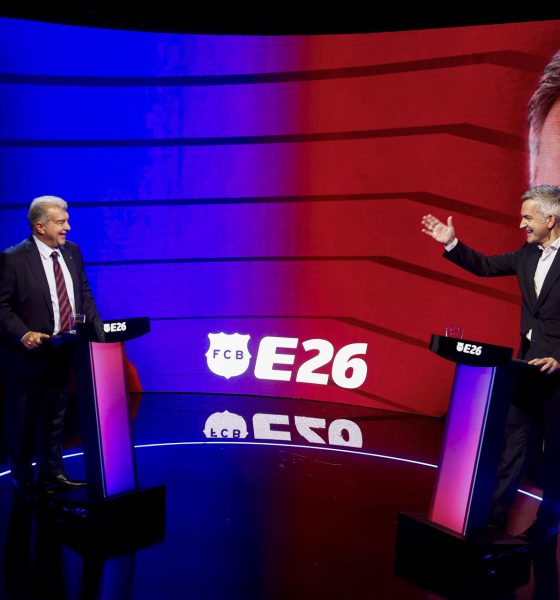 Los dos candidatos a las elecciones del FC Barcelona, Joan Laporta (i) y Víctor Font (d), durante el segundo y último debate electoral organizado este jueves por la Corporació Catalana de Mitjans Audiovisuals. EFE/Quique García