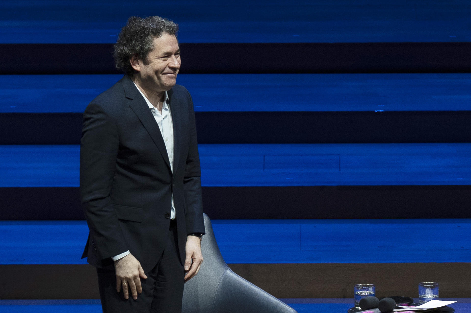 El maestro venezolano Gustavo Dudamel, el nuevo director de la Orquesta Filarmónica de Nueva York, reacciona durante la presentación de la nueva temporada de la Filarmónica en el Lincoln Center este martes, en Nueva York (EE.UU.). EFE/ Angel Colmenares