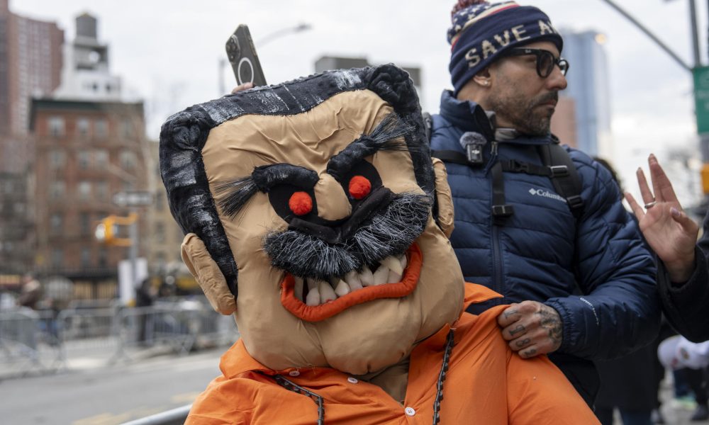 Una persona sostiene un muñeco alusivo al presidente de Venezuela Nicolás Maduro, capturado en Caracas, durante una manifestación este jueves, frente a la corte federal de Nueva York (EE.UU.). EFE/ Ángel Colmenares