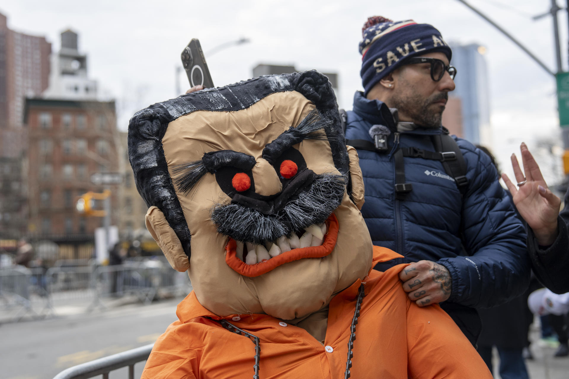 Una persona sostiene un muñeco alusivo al presidente de Venezuela Nicolás Maduro, capturado en Caracas, durante una manifestación este jueves, frente a la corte federal de Nueva York (EE.UU.). EFE/ Ángel Colmenares