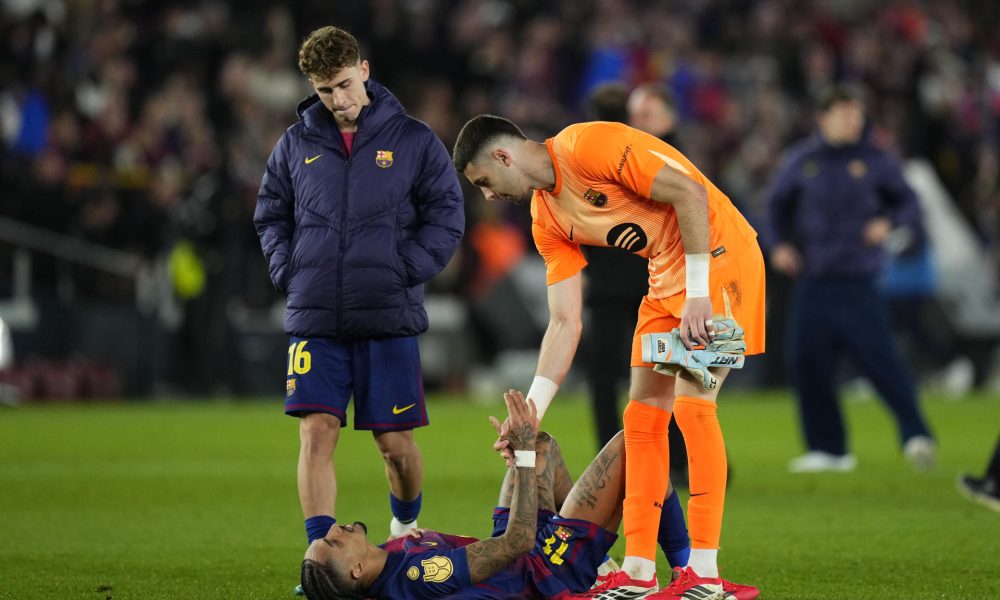 Los jugadores del FC Barcelona Raphinha y Joan García a la finalización del partido de vuelta de las semifinales de la Copa del Rey que FC Barcelona y Atlético de Madrid disputaron el martes en el Camp Nou. EFE/Siu Wu.