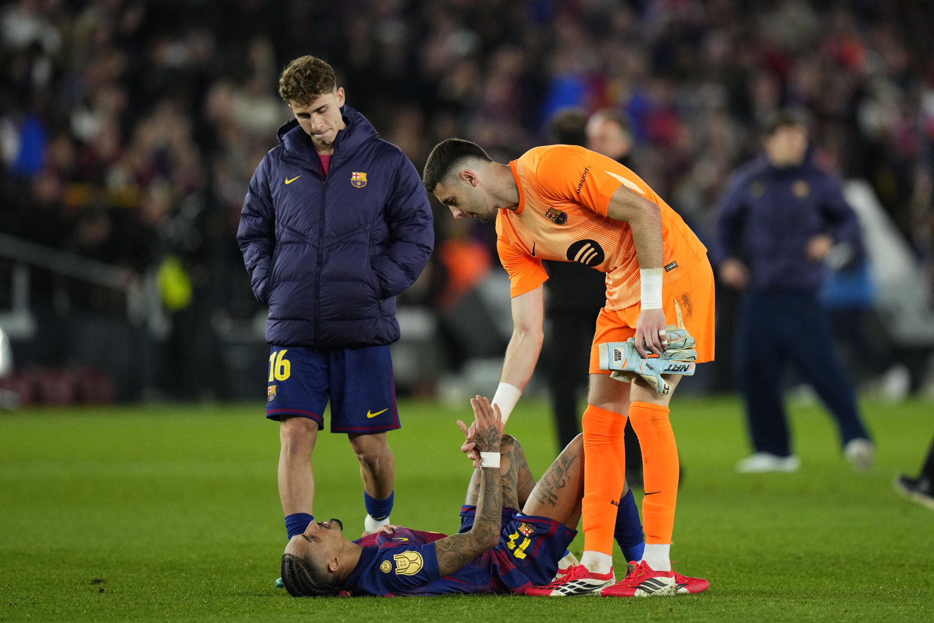 Los jugadores del FC Barcelona Raphinha y Joan García a la finalización del partido de vuelta de las semifinales de la Copa del Rey que FC Barcelona y Atlético de Madrid disputaron el martes en el Camp Nou. EFE/Siu Wu.
