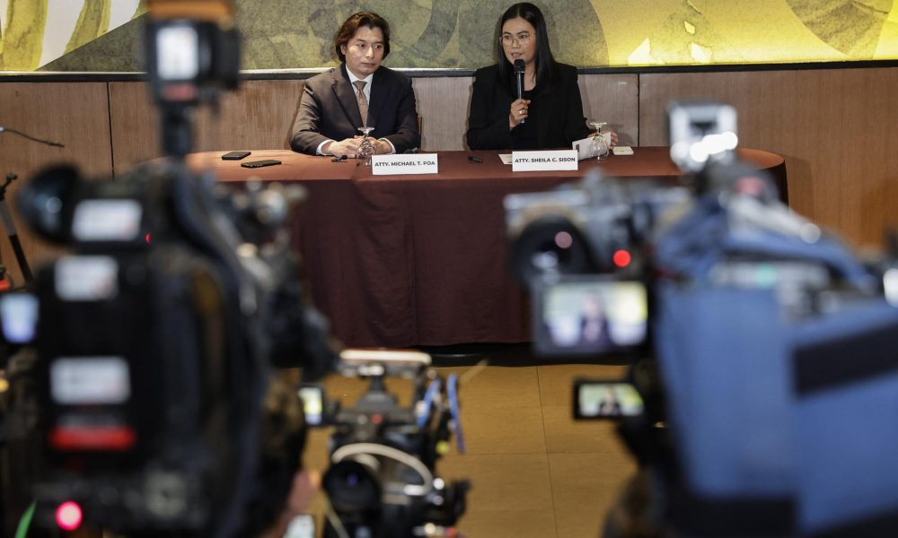 Los abogados de la vicepresidenta de Filipinas, Sara Duterte, hablan con los medios tras el inicio de las audiencias que la investigan y que podría derivar en su destitución.
EFE/EPA/ROLEX DELA PENA