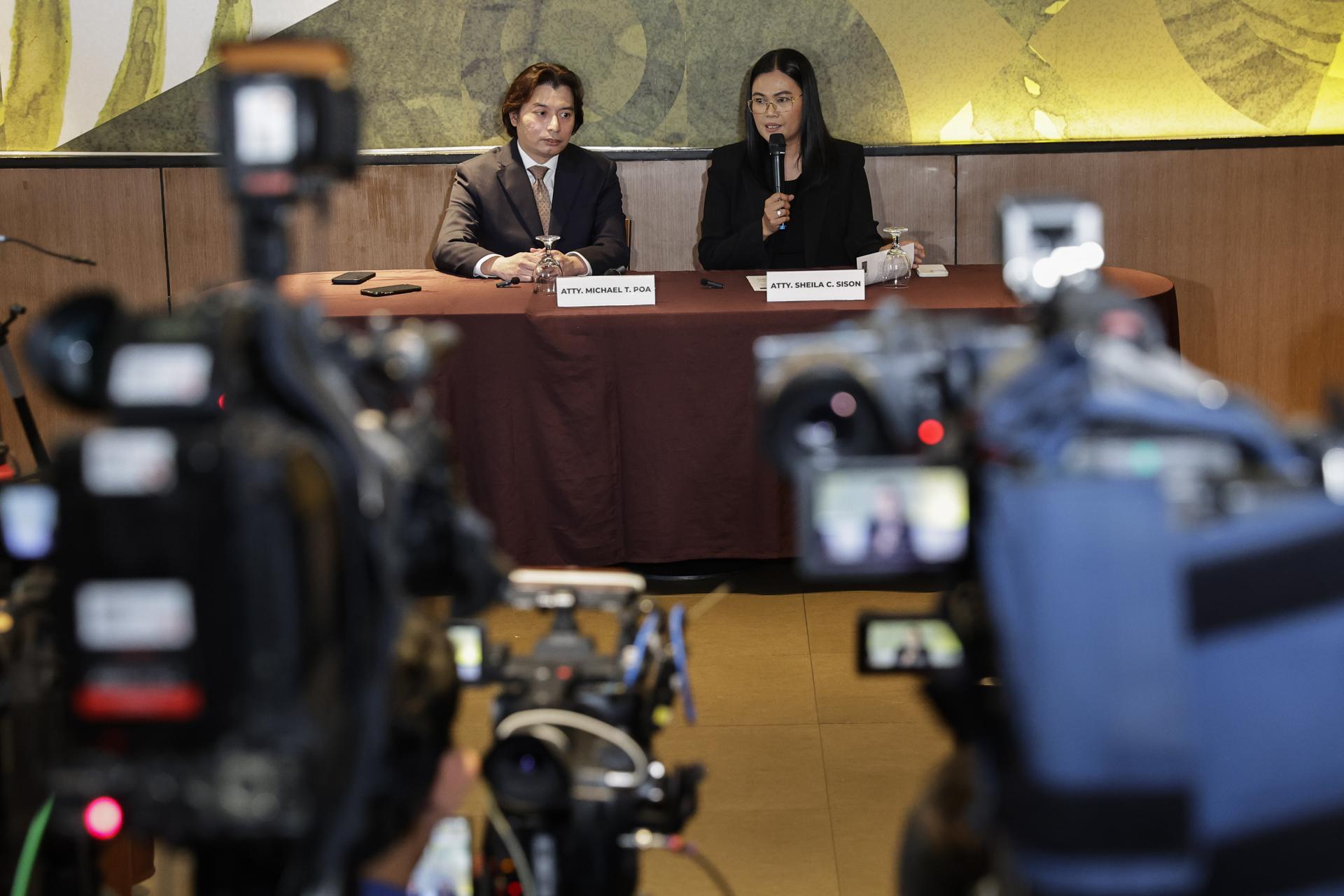 Los abogados de la vicepresidenta de Filipinas, Sara Duterte, hablan con los medios tras el inicio de las audiencias que la investigan y que podría derivar en su destitución.
EFE/EPA/ROLEX DELA PENA