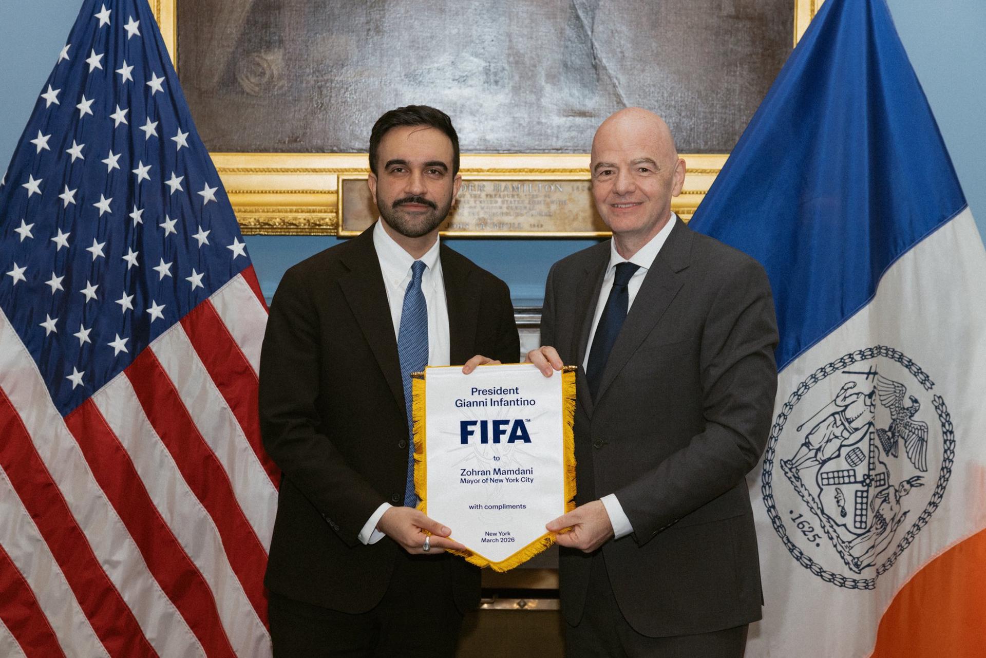 Fotografía tomada de la cuenta oficial en X del alcalde de Nueva York, Zohran Mamdani (@NYCMayor), junto al presidente de la FIFA, Gianni Infantino (d), sosteniendo un banderín durante una reunión en Nueva York (Estados Unidos). EFE/ @nycmayor /SOLO USO EDITORIAL/ NO VENTAS/ SOLO DISPONIBLE PARA ILUSTRAR LA NOTICIA QUE ACOMPAÑA (CRÉDITO OBLIGATORIO)