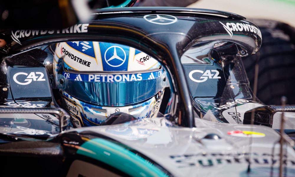 El británico George Russell (Mercedes) durante la jornada de clasificación en la carrera al esprint del Gran Premio de China, este viernes 13 en Shanghái. EFE/EPA/ALEX PLAVEVSKI