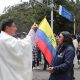 Un sacerdote ofrece una misa binacional este miércoles, en el puente internacional de Rumichaca (Ecuador). EFE/ Xavier Montalvo
