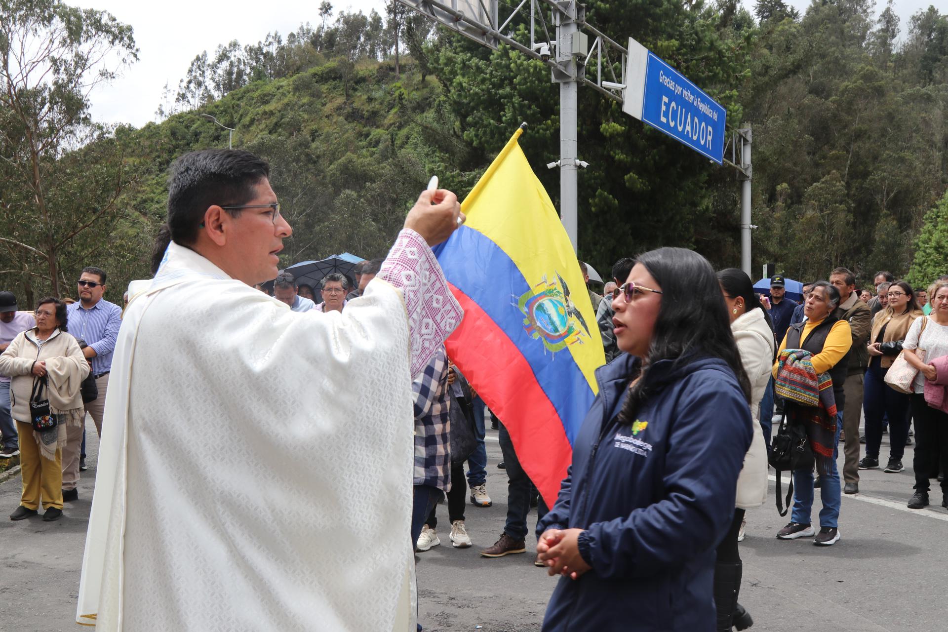 Un sacerdote ofrece una misa binacional este miércoles, en el puente internacional de Rumichaca (Ecuador). EFE/ Xavier Montalvo
