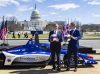 El secretario del Interior de EE.UU., Doug Burgum (C), y el secretario de Transporte, Sean Duffy (d), presentan un IndyCar durante un avance del circuito de la carrera Freedom 250 Grand Prix en el National Mall en Washington, DC. EFE/EPA/JIM LO SCALZO
