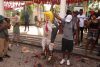 Migrantes queman una piñata alusiva al presidente estadounidense Donald Trump durante un viacrucis, este lunes en Tapachula, Chiapas (México). EFE/Juan Manuel Blanco
