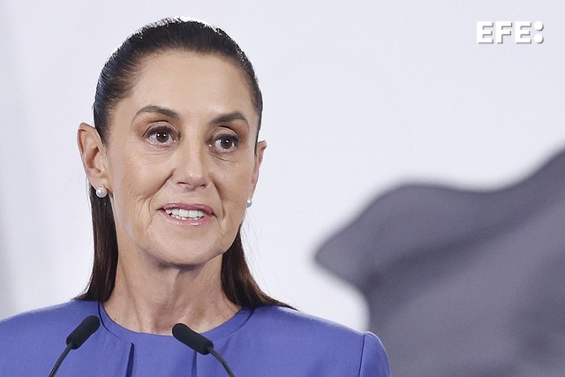 La presidenta de México, Claudia Sheinbaum, habla durante una rueda de prensa este miércoles, en Palacio Nacional de la Ciudad de México (México). EFE/ Sáshenka Gutiérrez