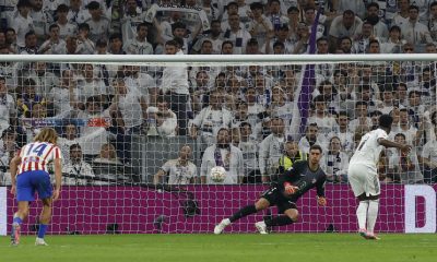 Vinicius marca el 1-1 de penalti al Atlético en el último derbi.-EFE/ J.J.Guillen