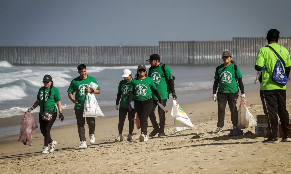 Activistas participan en una jornada de limpieza este sábado, en playas de Tijuana (México). EFE/ Joebeth Terríquez