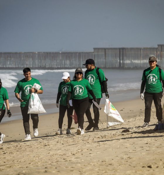 Activistas participan en una jornada de limpieza este sábado, en playas de Tijuana (México). EFE/ Joebeth Terríquez