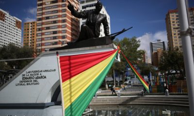 Fotografía que muestra el monumento de Eduardo Abaroa durante un desfile por el día del mar este lunes, en La Paz (Bolivia). EFE/ Luis Gandarillas