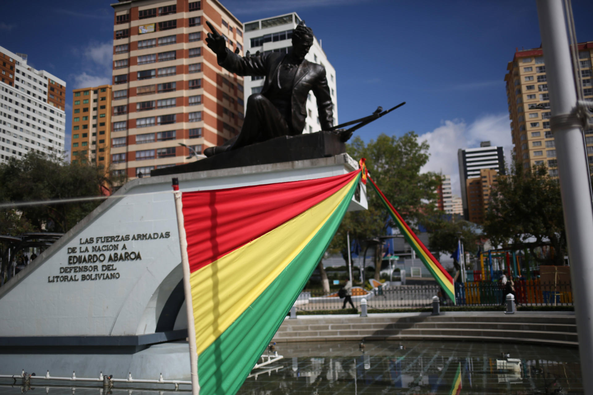 Fotografía que muestra el monumento de Eduardo Abaroa durante un desfile por el día del mar este lunes, en La Paz (Bolivia). EFE/ Luis Gandarillas