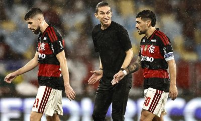 Filipe Luís (c) abandona el terreno de juego junto a los jugadores Jorge Luiz Frello (i) y Giorgian De Arrascaeta (d), tras perder el jueves pasado la Recopa Sudamericana contra el Lanús argentino. EFE/ Andre Coelho