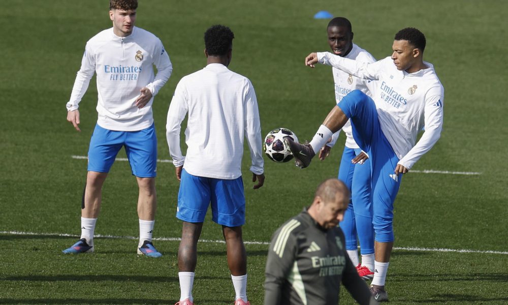 Kylian Mbappé (d) durante el entrenamiento del equipo en la Ciudad Deportiva de Valdebebas en MadridEFE/ Javier Lizón