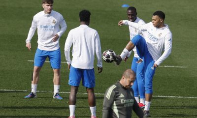 Kylian Mbappé (d) durante el entrenamiento del equipo en la Ciudad Deportiva de Valdebebas en MadridEFE/ Javier Lizón