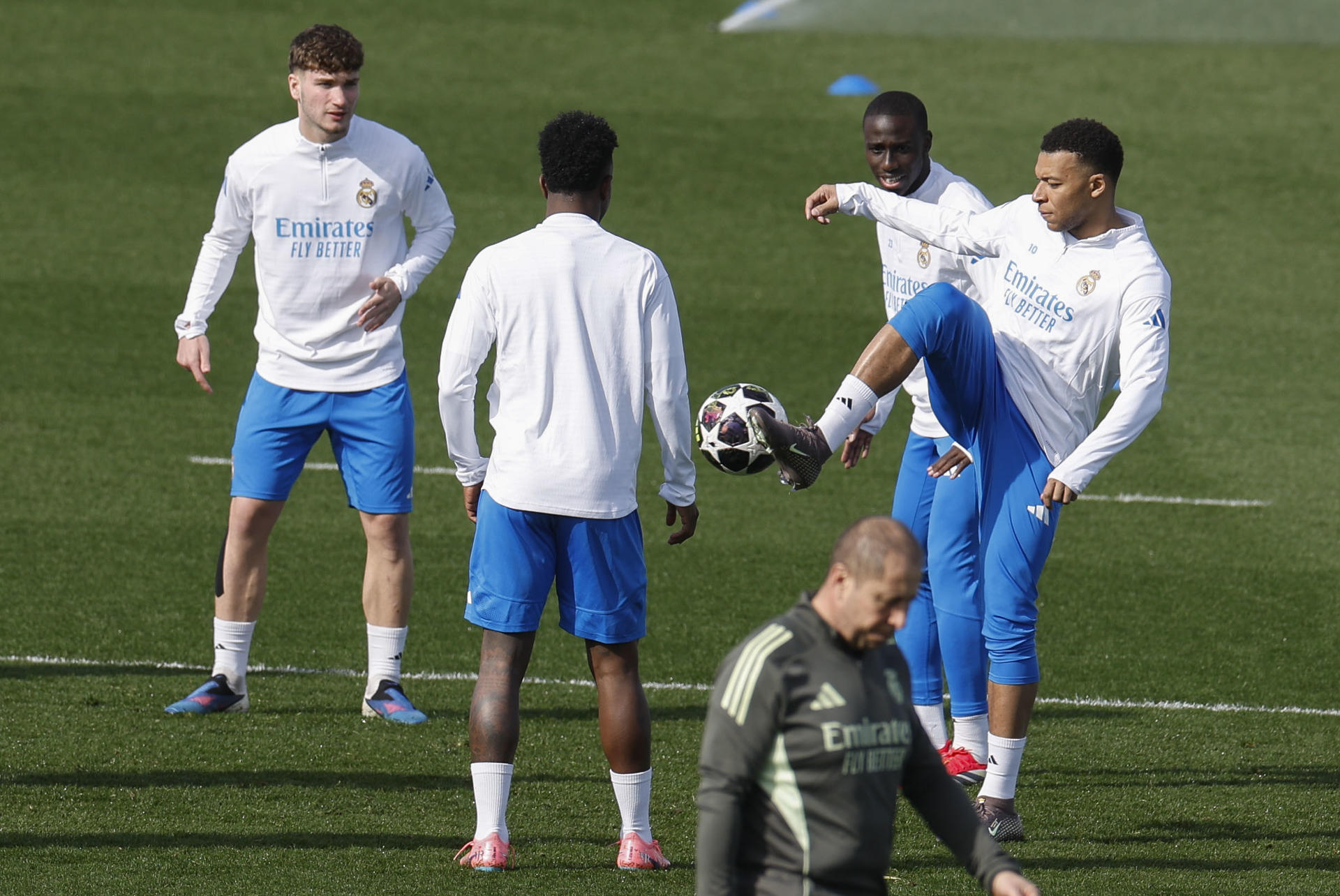 Kylian Mbappé (d) durante el entrenamiento del equipo en la Ciudad Deportiva de Valdebebas en MadridEFE/ Javier Lizón