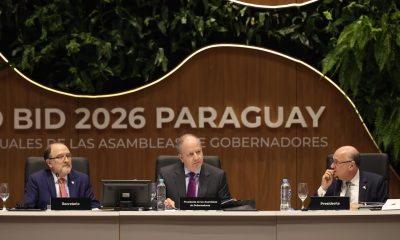 El secretario del Banco Interamericano de Desarrollo, Gerardo Corrochano (i), el ministro de Economía y Finanzas de Paraguay, Carlos Fernandez (c), y el presidente del Banco Interamericano de Desarrollo, Ilan Goldfajn, asisten a la sesión plenaria de clausura de las reuniones anuales del BID este sábado, en Luque (Paraguay). EFE/ Juan Pablo Pino